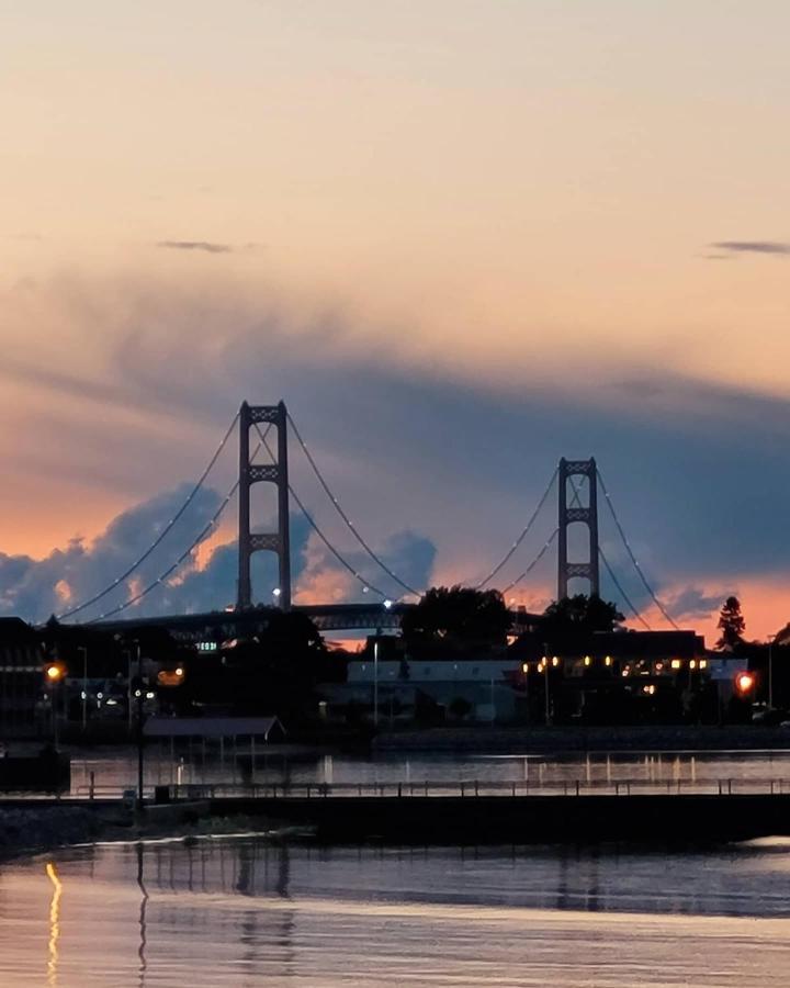 Mackinaw Beach And Bay Inn & Suites Маккино Сити Экстерьер фото