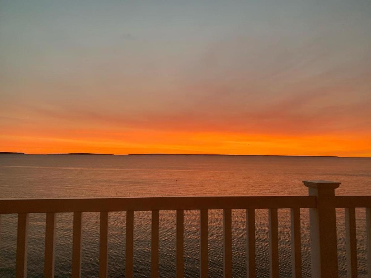 Mackinaw Beach And Bay Inn & Suites Маккино Сити Экстерьер фото