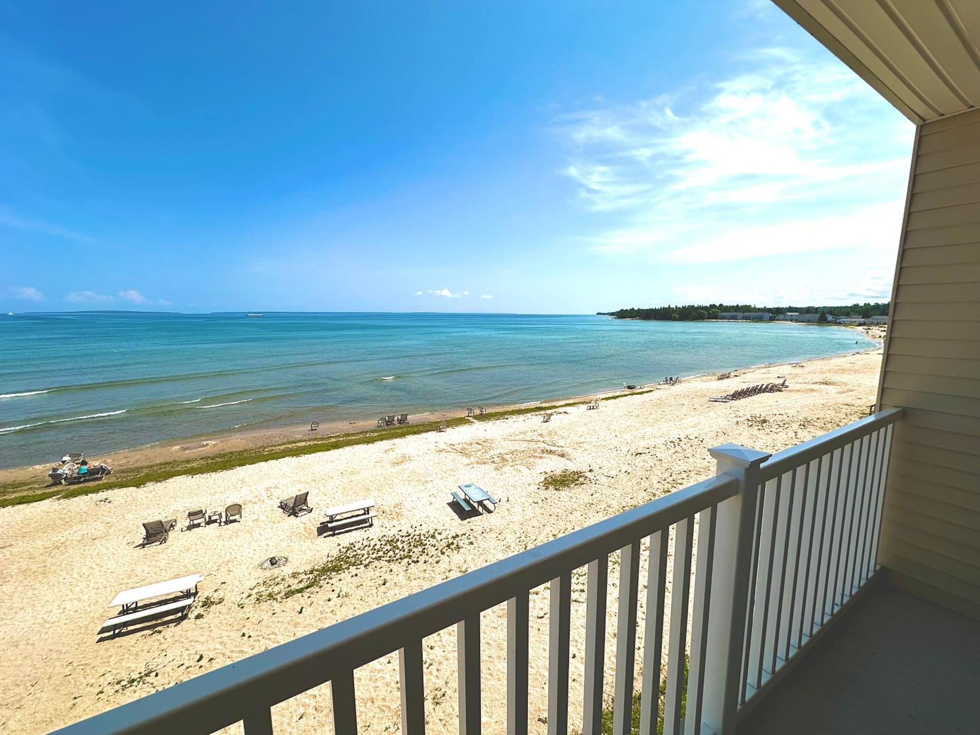 Mackinaw Beach And Bay Inn & Suites Маккино Сити Экстерьер фото