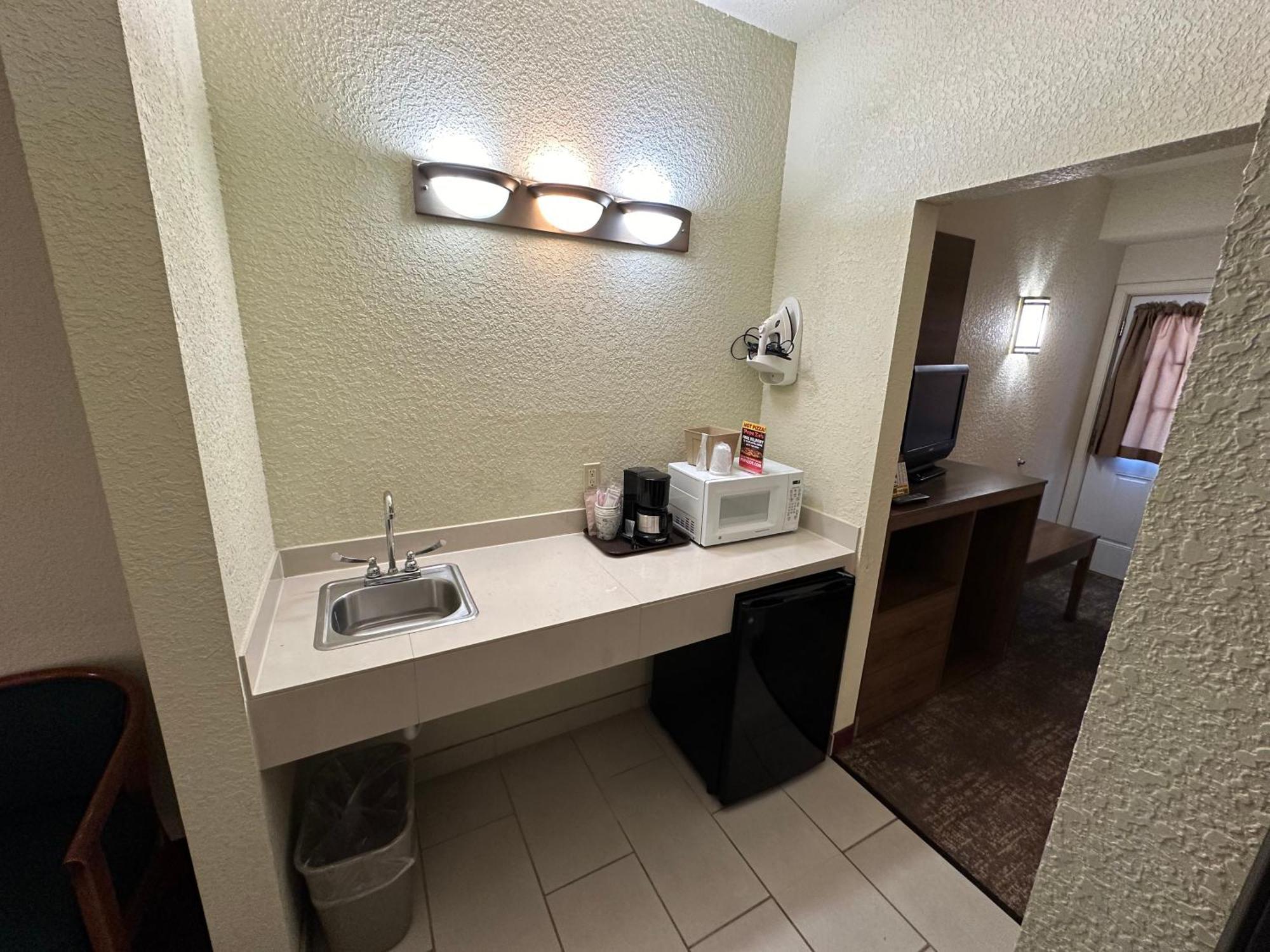 Mackinaw Beach And Bay Inn & Suites Маккино Сити Экстерьер фото