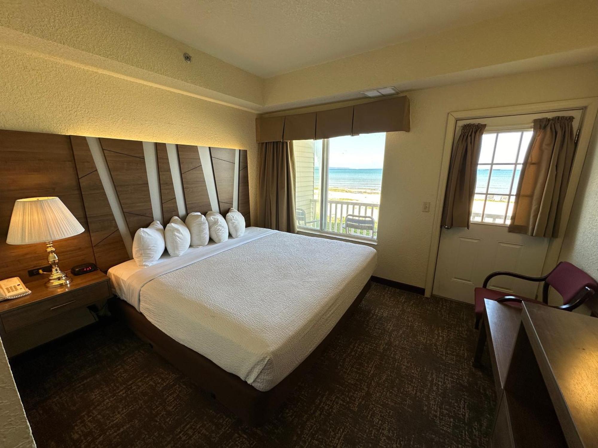 Mackinaw Beach And Bay Inn & Suites Маккино Сити Экстерьер фото