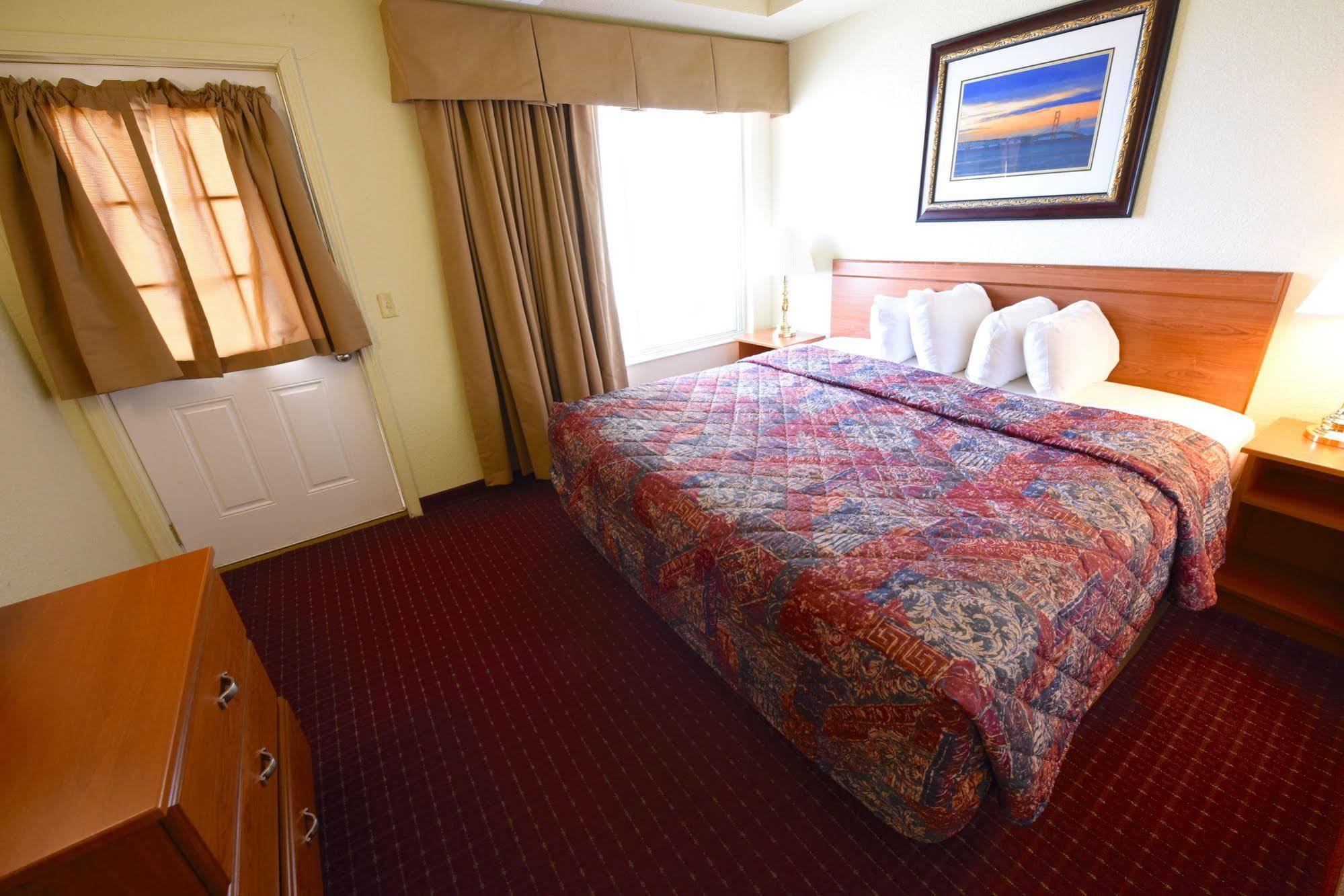 Mackinaw Beach And Bay Inn & Suites Маккино Сити Экстерьер фото