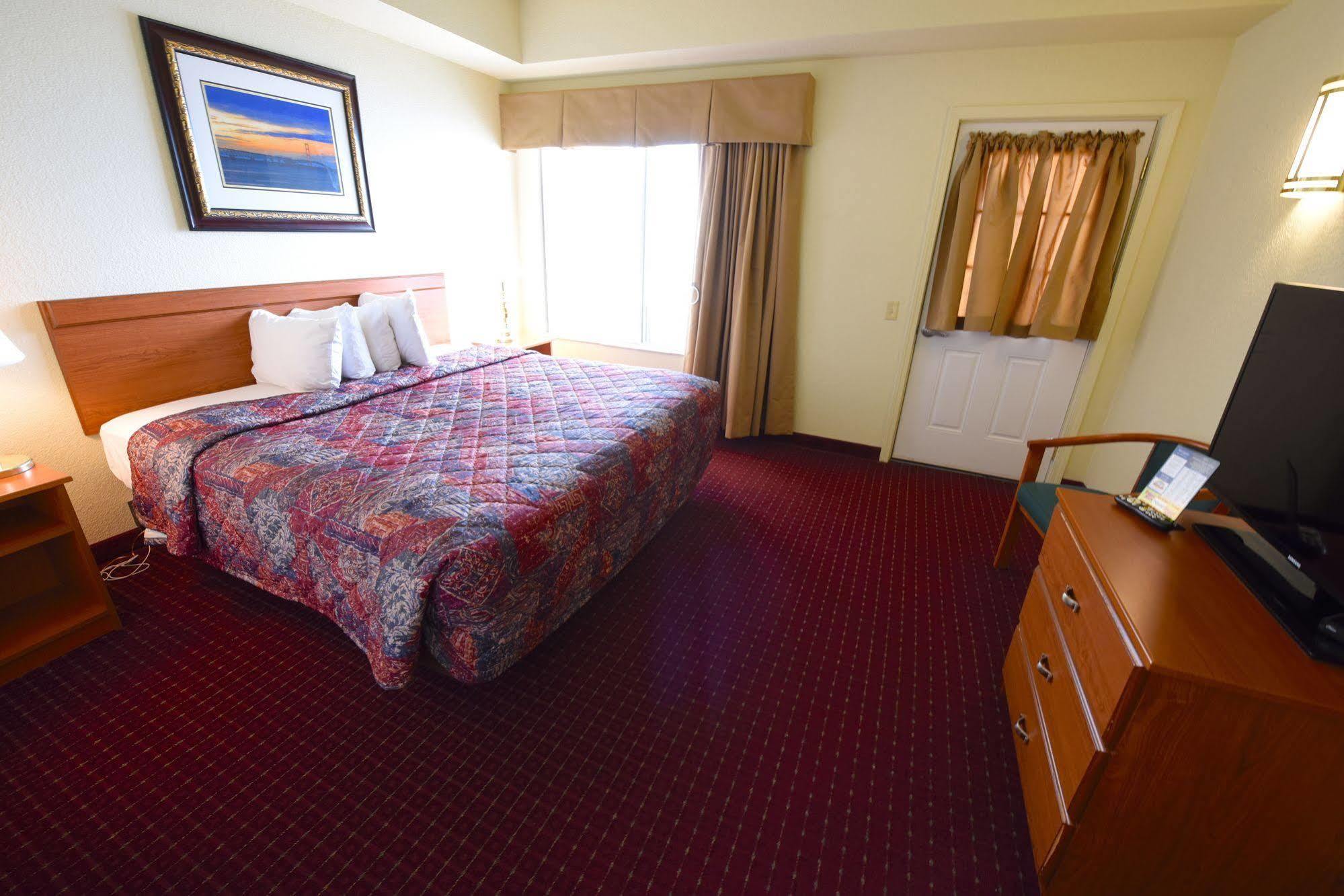 Mackinaw Beach And Bay Inn & Suites Маккино Сити Экстерьер фото