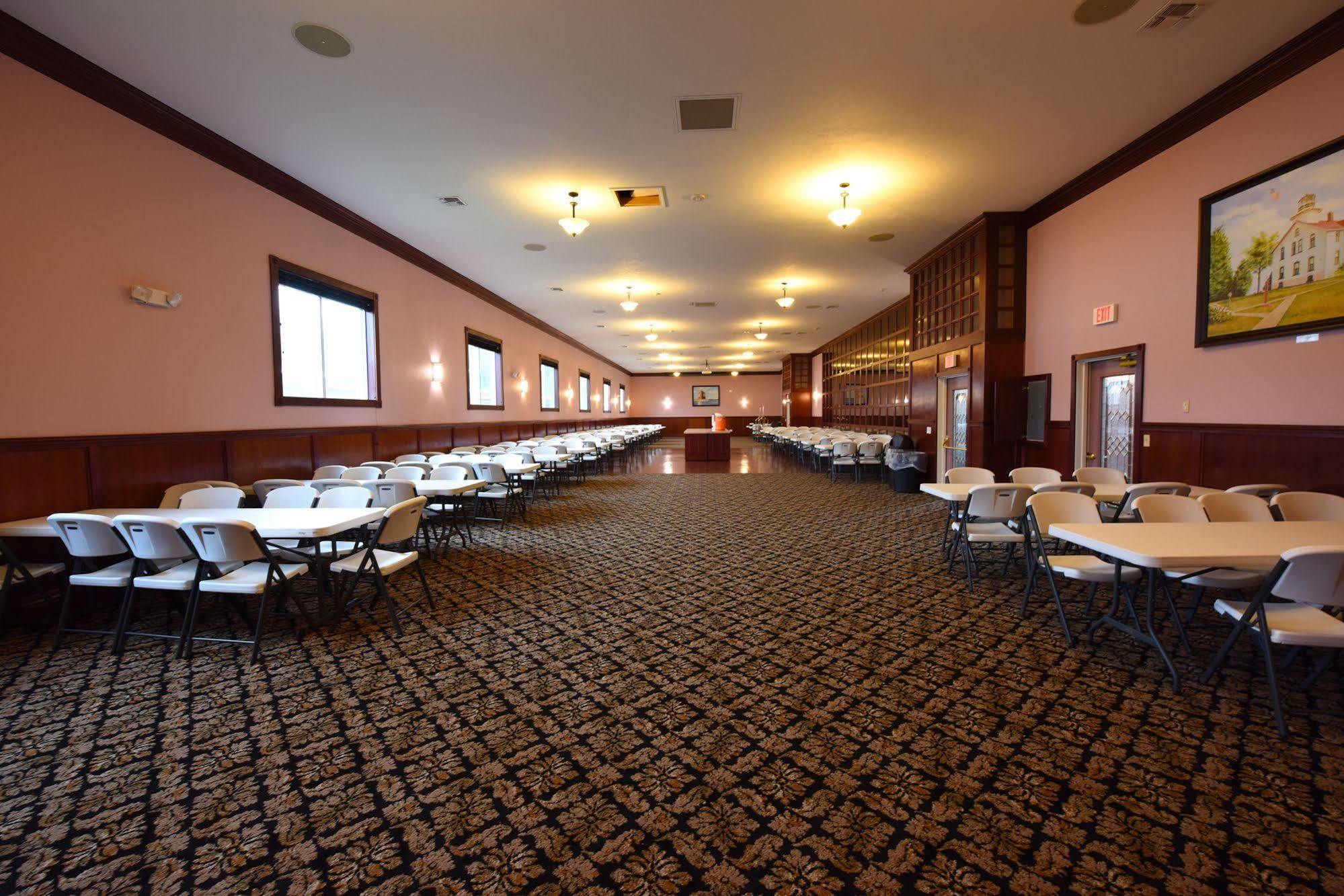 Mackinaw Beach And Bay Inn & Suites Маккино Сити Экстерьер фото