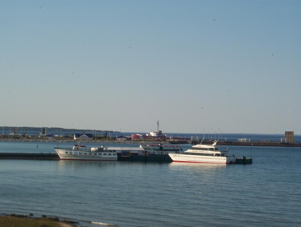 Mackinaw Beach And Bay Inn & Suites Маккино Сити Экстерьер фото